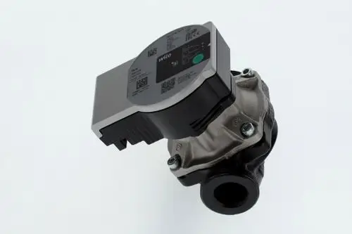 BOSCH Pumpe mit einem kompakten, quadratischen Motorblock und einer runden Ausgangsöffnung, montiert auf einem Metallgehäuse mit Schrauben.